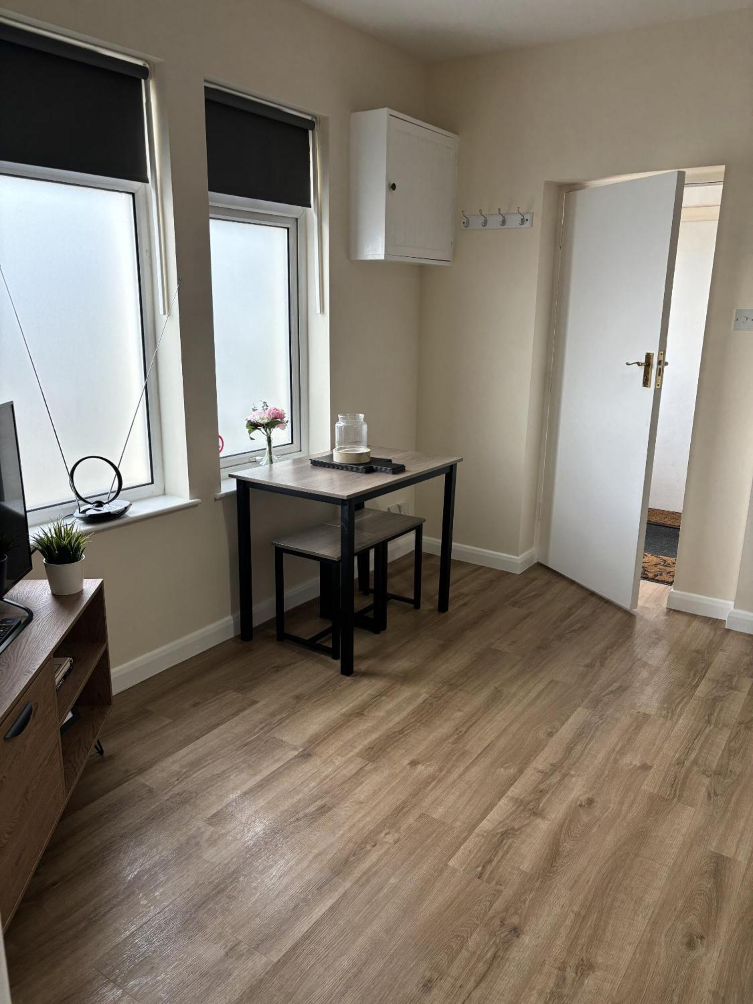 Central - 1 Bed, Cosy Retreat Суиндон Экстерьер фото