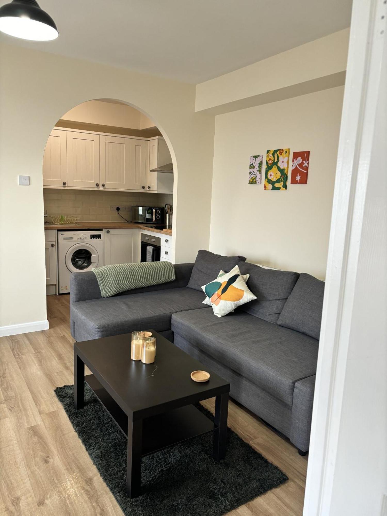 Central - 1 Bed, Cosy Retreat Суиндон Экстерьер фото